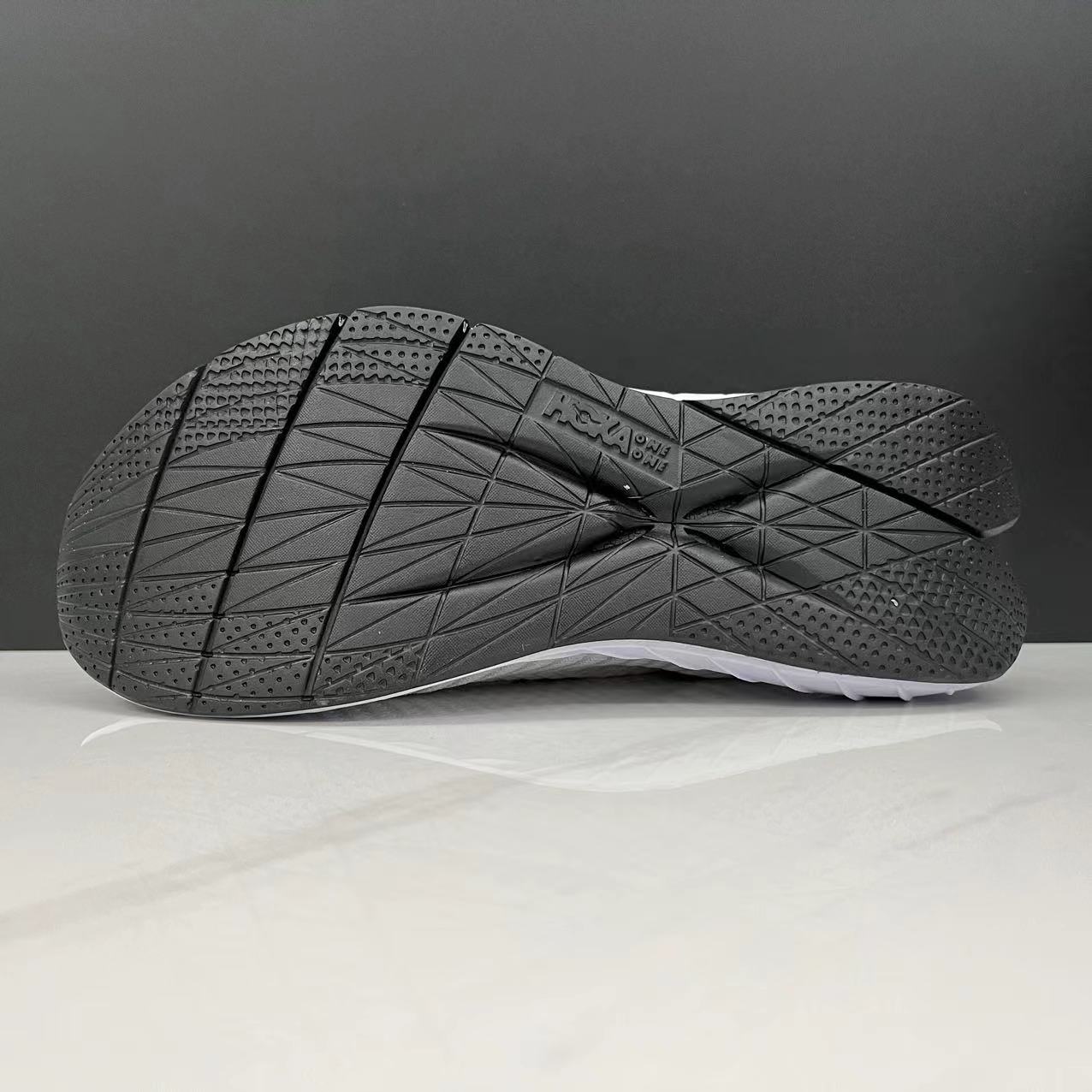 נעלי הוקה-HOKA ONE ONE CARBON X3 Black – תמונה 4